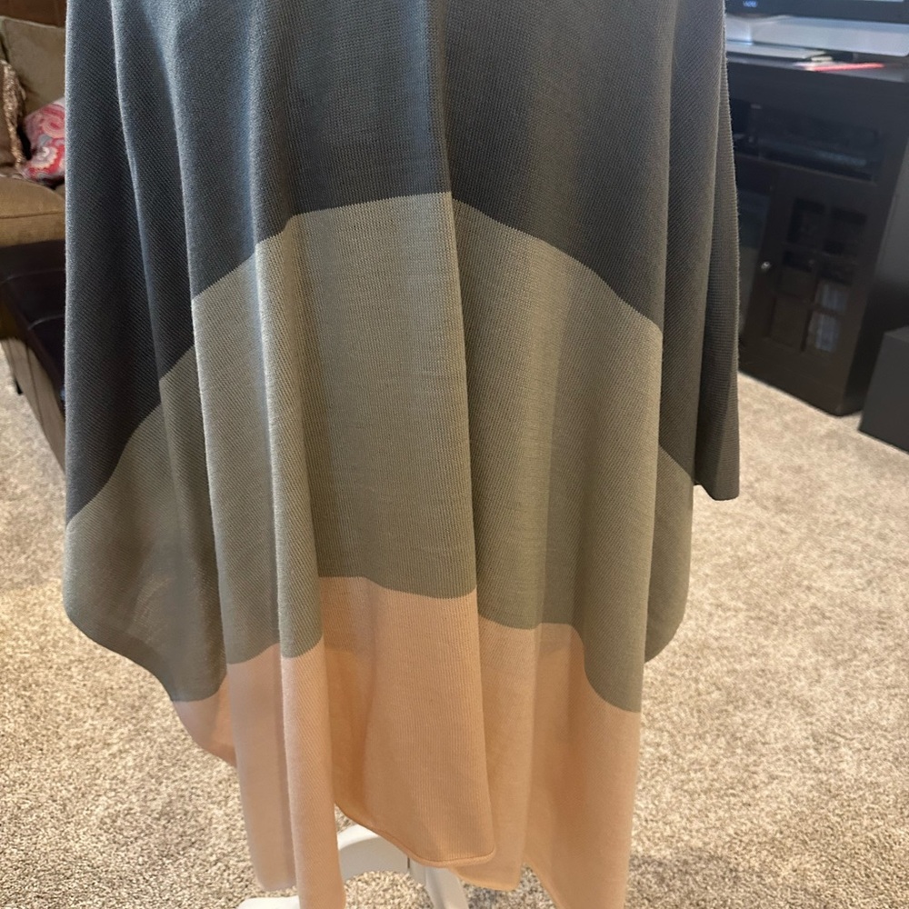 Two Layer Tank With Multicolored Shawl/Wrap - image 2